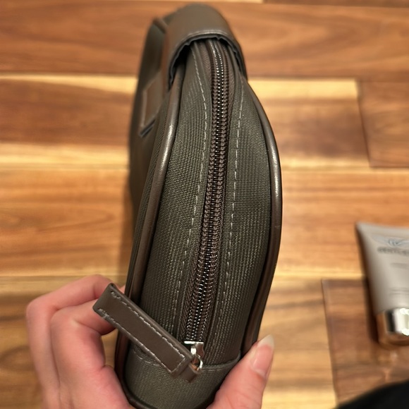 Bentley cosmetic travel bag set - Picture 3 of 6